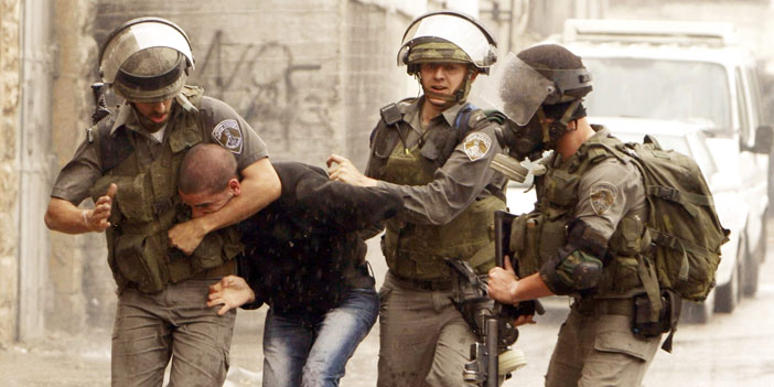   جنود الاحتلال مستمرون في قمع الشباب الفلسطيني