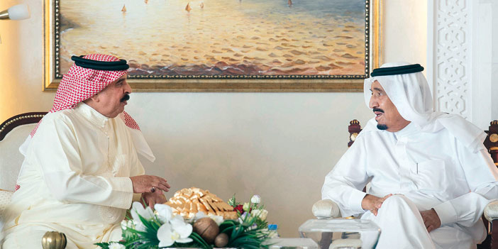  خادم الحرمين الشريفين خلال استقباله ملك البحرين
