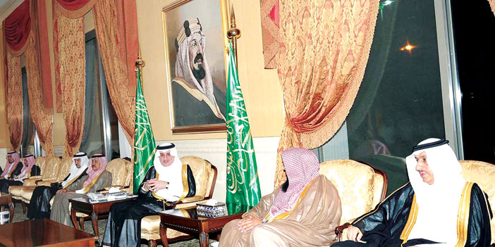   الأمير فهد بن سلطان خلال استقباله أصحاب الفضيلة ومديري الإدارات والمواطنين