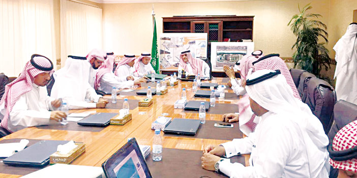   أمين المدينة المنورة خلال الاجتماع