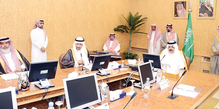   الأمير عبدالعزيز بن سعد مترئساً الاجتماع