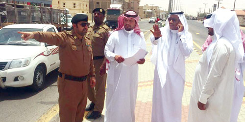   اللجنة خلال وقوفها ميدانيا على التقاطعات بوادي الدواسر