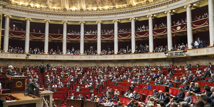البرلمان الفرنسي يصادق على تمديد حال الطوارئ في البلاد  6  أشهر 