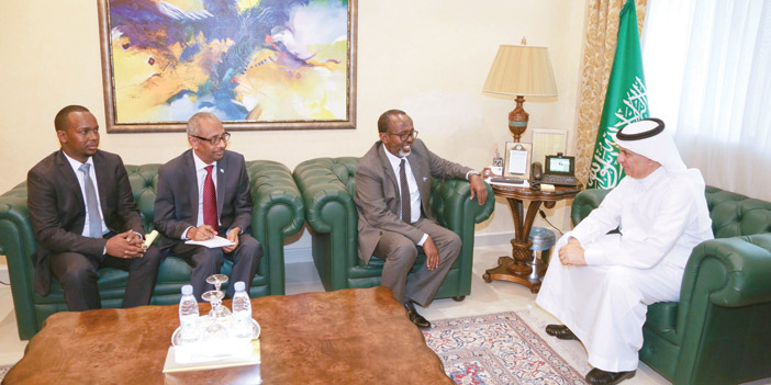   الفضلي خلال استقباله السفير الصومالي