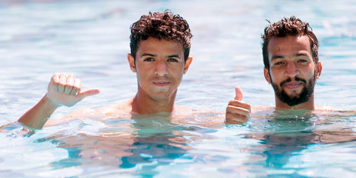   لاعبو هجر في المسبح بمعسكر تونس