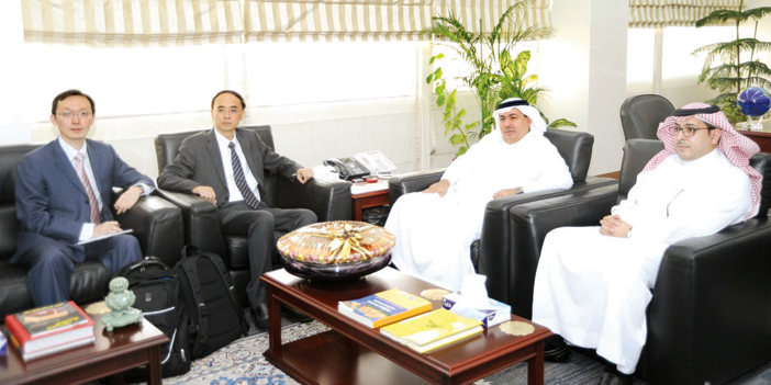  الأمير تركي بن سعود والضيف أثناء اللقاء