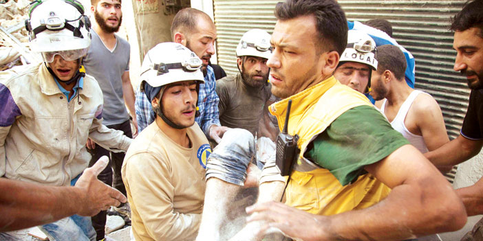   متطوّعو الدفاع المدني يعملون على إنقاذ المصابين إثر قصف النظام شمال حلب