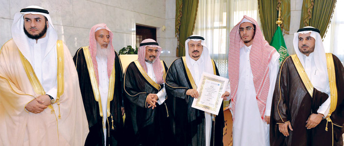أمير منطقة الرياض خلال استقباله الفائز بالمركز الأول في جائزة دبي الدولية للقرآن الكريم: 