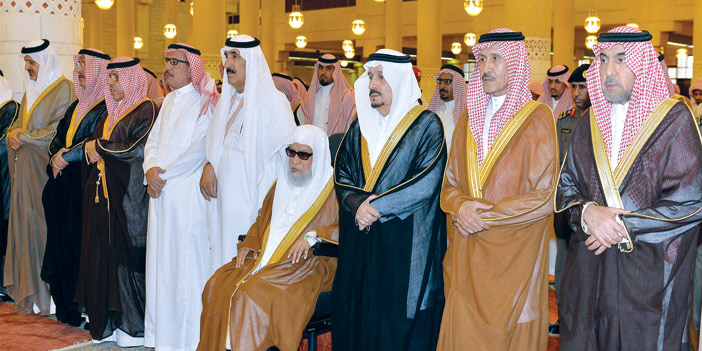الأمير فيصل بن بندر يؤدي صلاة الميت على الأميرة نورة بنت مساعد بن عبدالرحمن 