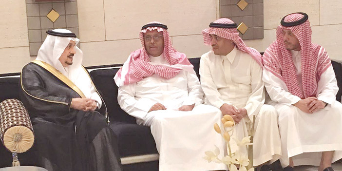  أمير منطقة الرياض خلال تقديمه واجب العزاء لأبناء محمد بن غيث