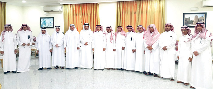  صورة جماعية للمكرمين مع محافظ حريملاء ورئيس البلدية