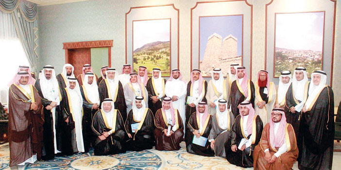  صوره جماعية لأعضاء اللجنة العقارية مع وكيل إمارة منطقة الباحة
