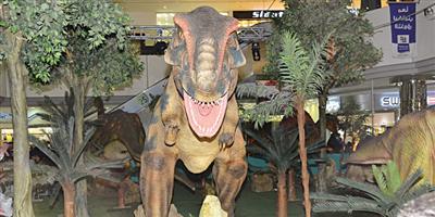 الزوار يشيدون بفعالية معرض الديناصورات بالعثيم مول الربوة 