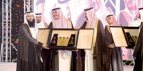   أمير الباحة يقدم درع تكريم الاتصالات السعودية  للمرطان