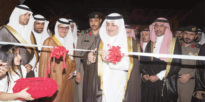  الأمير فهد بن سلطان يقص الشريط إيذاناً بانطلاق المهرجان