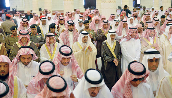  أمير منطقة الرياض خلال تأديته صلاة الميت على الأمير عبدالله بن فهد الفيصل الفرحان آل سعود