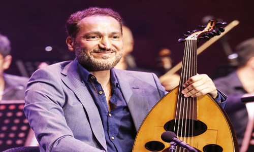  عازف العود العراقي نصير شمة خلال عزفه لمقطوعة «يا مال الشام»