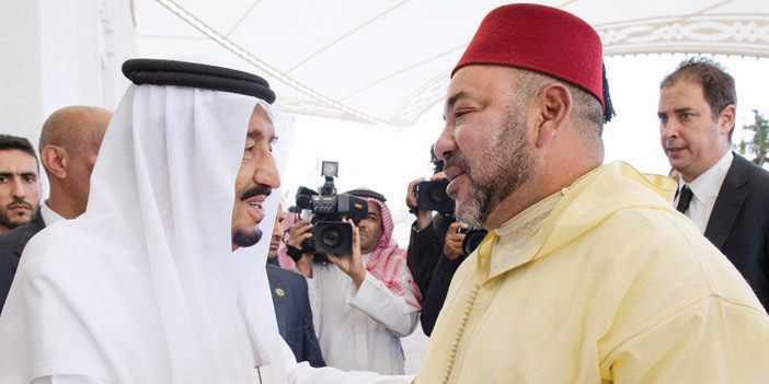  خادم الحرمين مصافحاً ملك المغرب