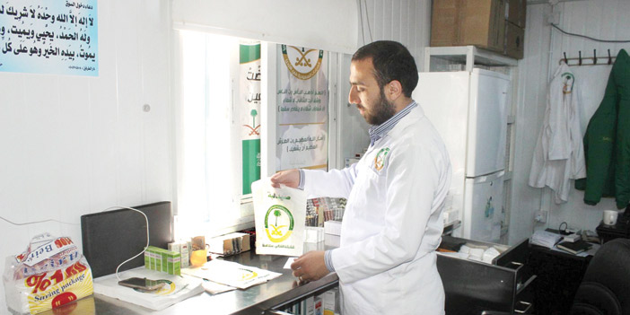  الفريق الطبي يصرف الأدوية للاجئين السوريين