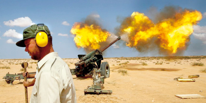  عنصر موال لحكومة الوفاق الليبية أثناء الرمي بالمدفعية في سرت