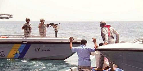  حرس الحدود أثناء عملية إحباط القارب بعد دخوله إلى المياه السعودية