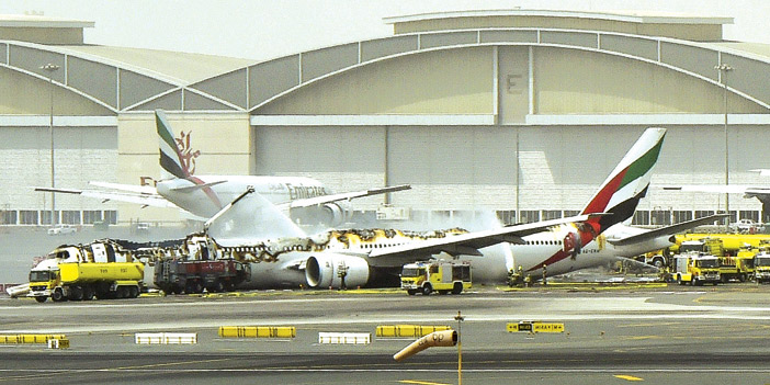  طائرة الـ(بوينغ 777) الإماراتية جاثمة على أرض المطار بعد إخماد الحريق في هيكلها