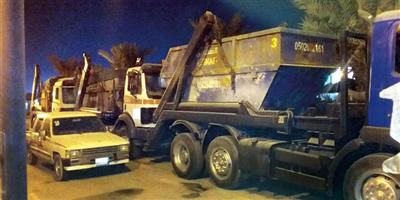 بلدية الجبيل تحجز شاحنات ترمي الأنقاض في أماكن غير مخصصة 