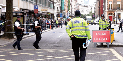   تواجد عناصر الأمن في موقع حادثة القتل بأحد طرقات لندن