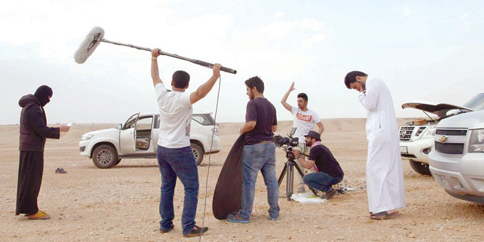  المخرج محمد العبيد، والمصور محمد المطيري خلال تصوير فيلم «لا تسكت»