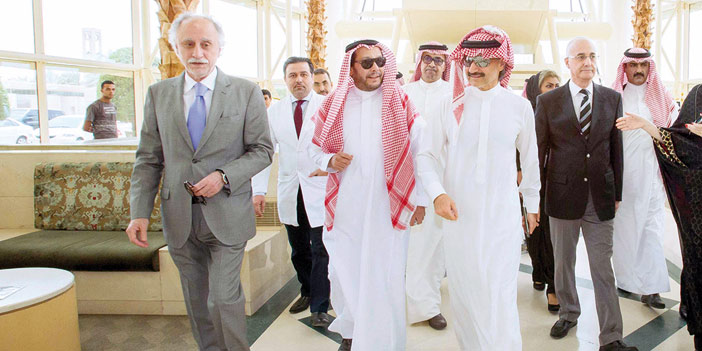 جانب من زيارة الأمير الوليد بن طلال لمستشفى المملكة