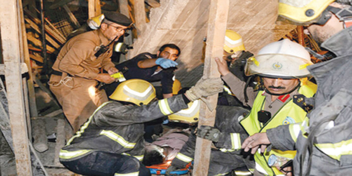  رجال الدفاع ينتشلون العامل