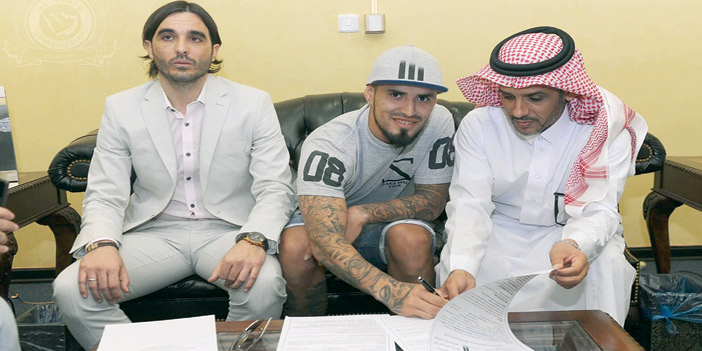  أيالا لحظة التوقيع على عقده مع النصر بحضور القريني