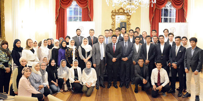   العيسى خلال لقائه الطلاب