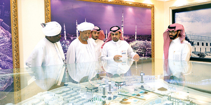  الشيخ أحمد أبو زيد خلال زيارته المعرض