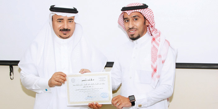  عميد الكلية يوزع الشهادات على المشاركين