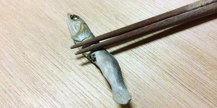 فنان يحول الخشب لأشهى الأطعمة 