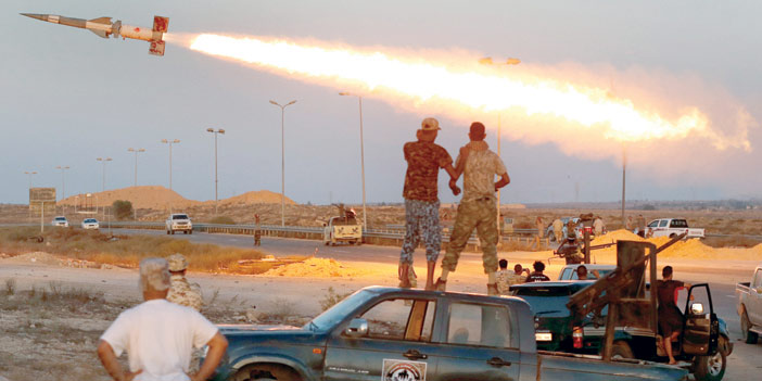   انطلاق صاروخ تابع للقوات الليبية باتجاه مسلحي داعش في سرت