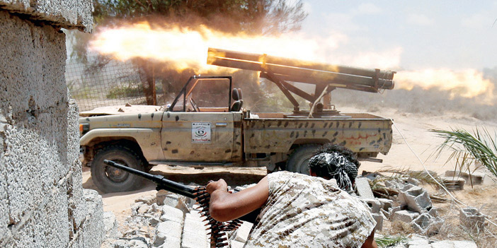  مقاتلون موالون للحكومة الليبية أثناء الاشتباك مع داعش في مدينة سرت