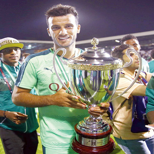  السومة يحمل كأس السوبر