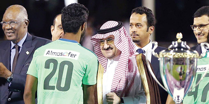  السفير السعودي يتوج لاعبي الأهلي بحضور عيد