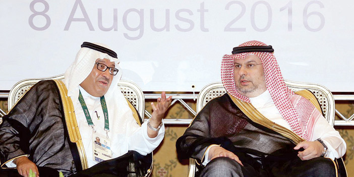  الأمير عبدالله بن مساعد والأمير نواف بن محمد في حديث جانبي