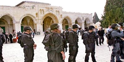 جيش الاحتلال يعتقل 15 فلسطينياً ويقتحم المسجد الأقصى 