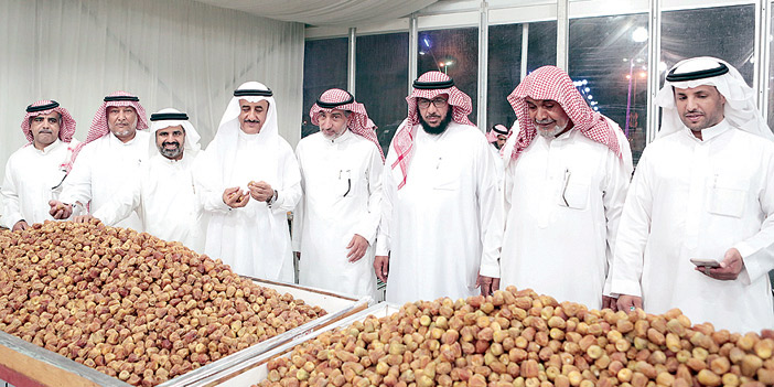   السلطان أثناء جولته في سوق التمور بالمحافظة