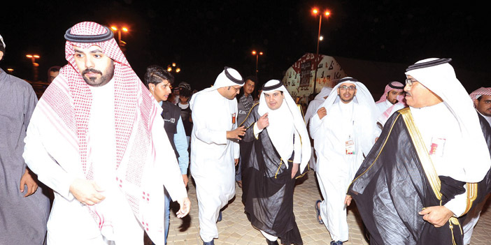  وزير الثقافة والإعلام خلال زيارته جناح الوزارة في سوق عكاظ