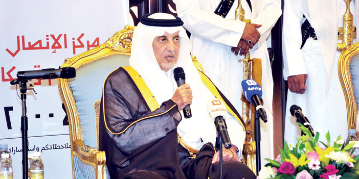  الأمير خالد الفيصل خلال لقائه ضيوف سوق عكاظ