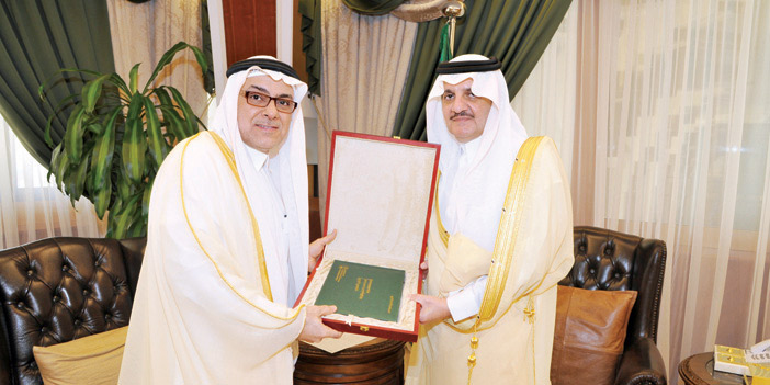  مدير فرع الزراعة بالمنطقة مع الأمير سعود بن نايف