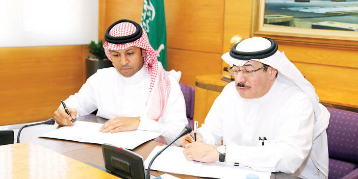  عبد الرحمن الدريس أثناء توقيع الاتفاقية مع المحمد