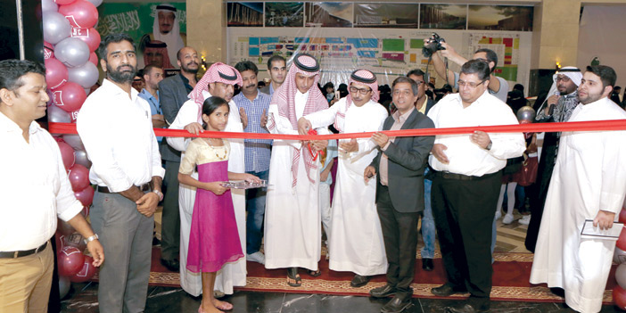  لحظة قص الشريط