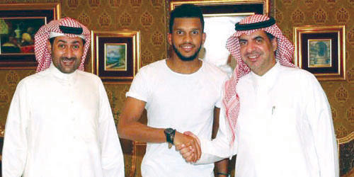  رئيس الشباب القريني مع الدعيع بعد توقيع العقد