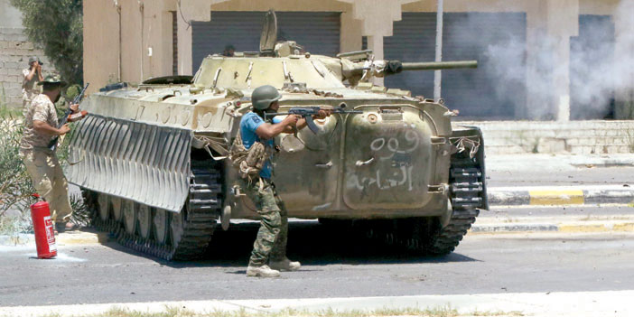   قوات موالية للحكومة الليبية أثناء الاشتباك مع داعش في سرت